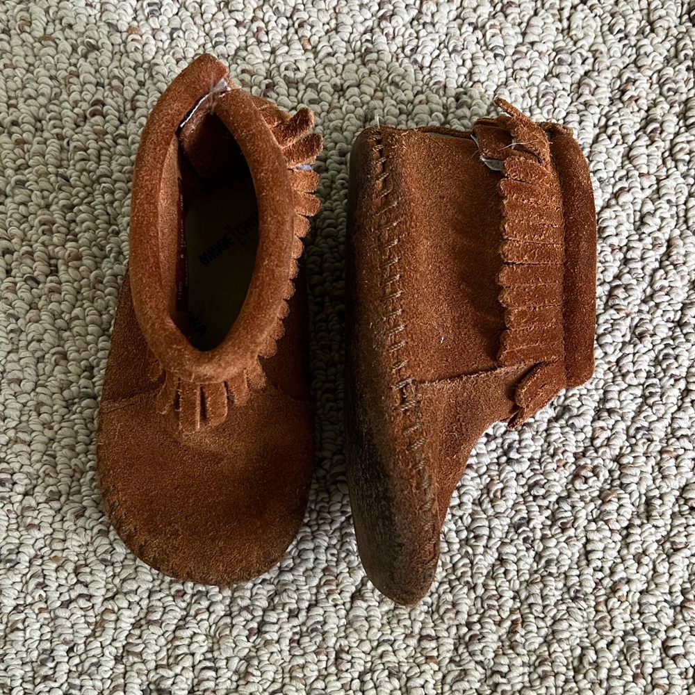 Minnetonka Velcro Back Flap Suede Booties, size 5
